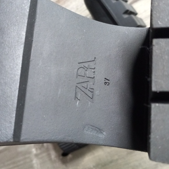 ZARA Women's Chelsea Boots Lether Elastic Detail Track Soles Sack Boot Sz 6.5 - Picture 16 of 16